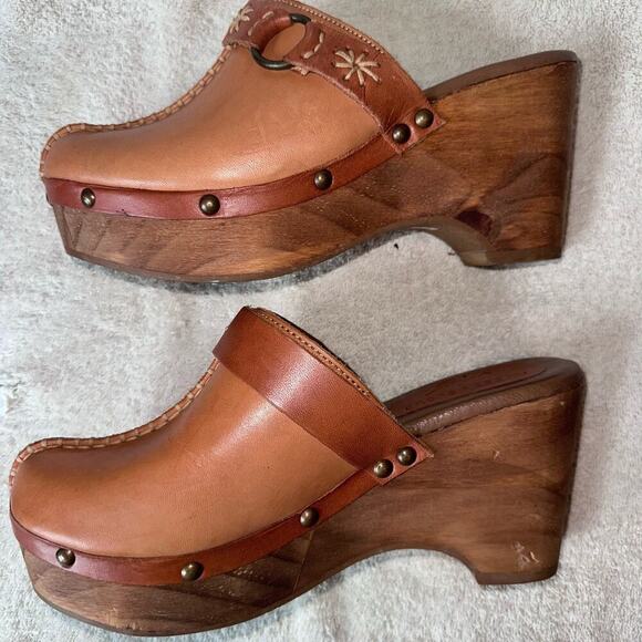 NWOT (Display Pair) Women’s 8 Musse & Cloud By Fiery Leather Wooden Retro Clogs - Picture 5 of 9